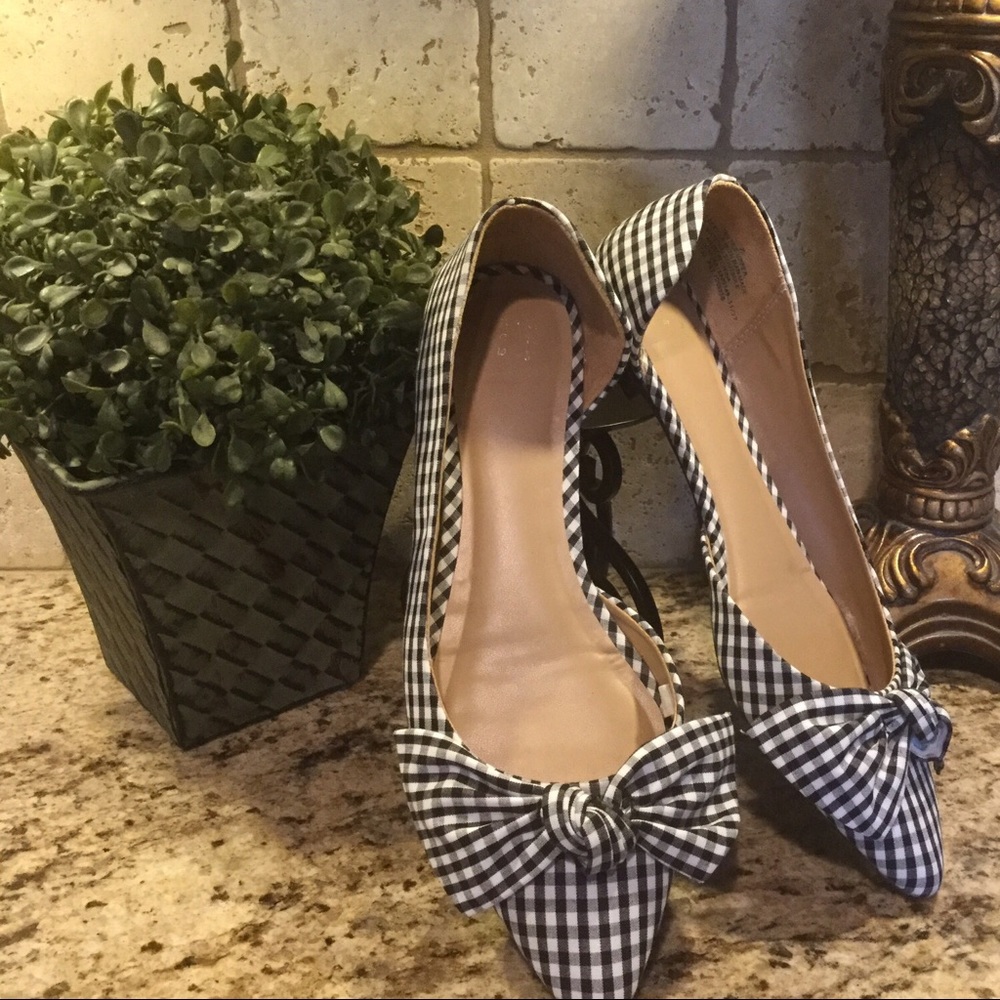 BLACK AND WHITE FLATS